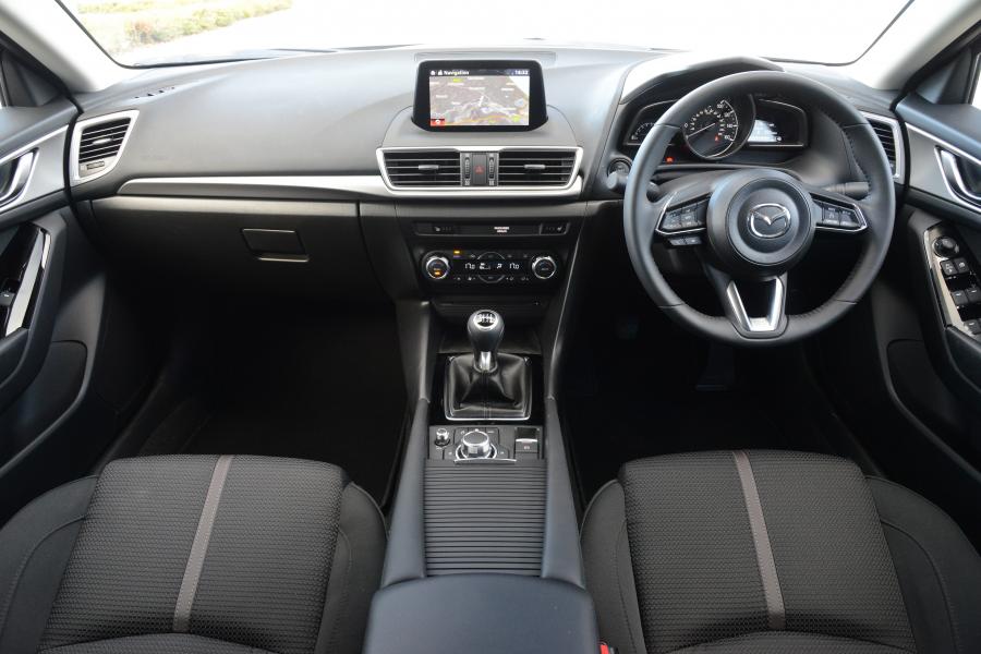 Торпедо Mazda3 Sedan 2016 года  (UK) (фото 11 из 14)